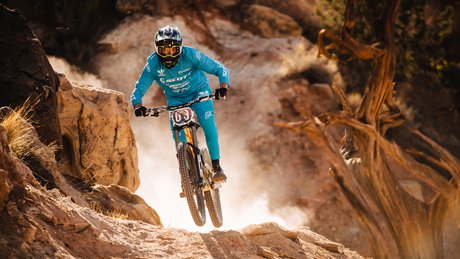 Brendan Fairclough mid-run at Rampage 2018