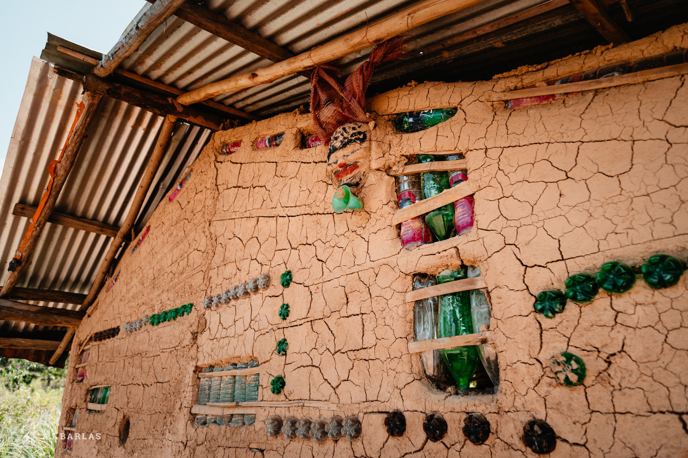 Sri Lankan Farmer Uses Plastic bottles in his building