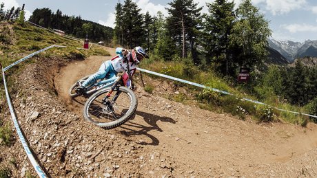 Rachel Atherton racing gloveless in Vallnord, Andorra