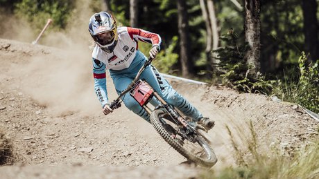 Rachel Atherton racing gloveless in Andorra