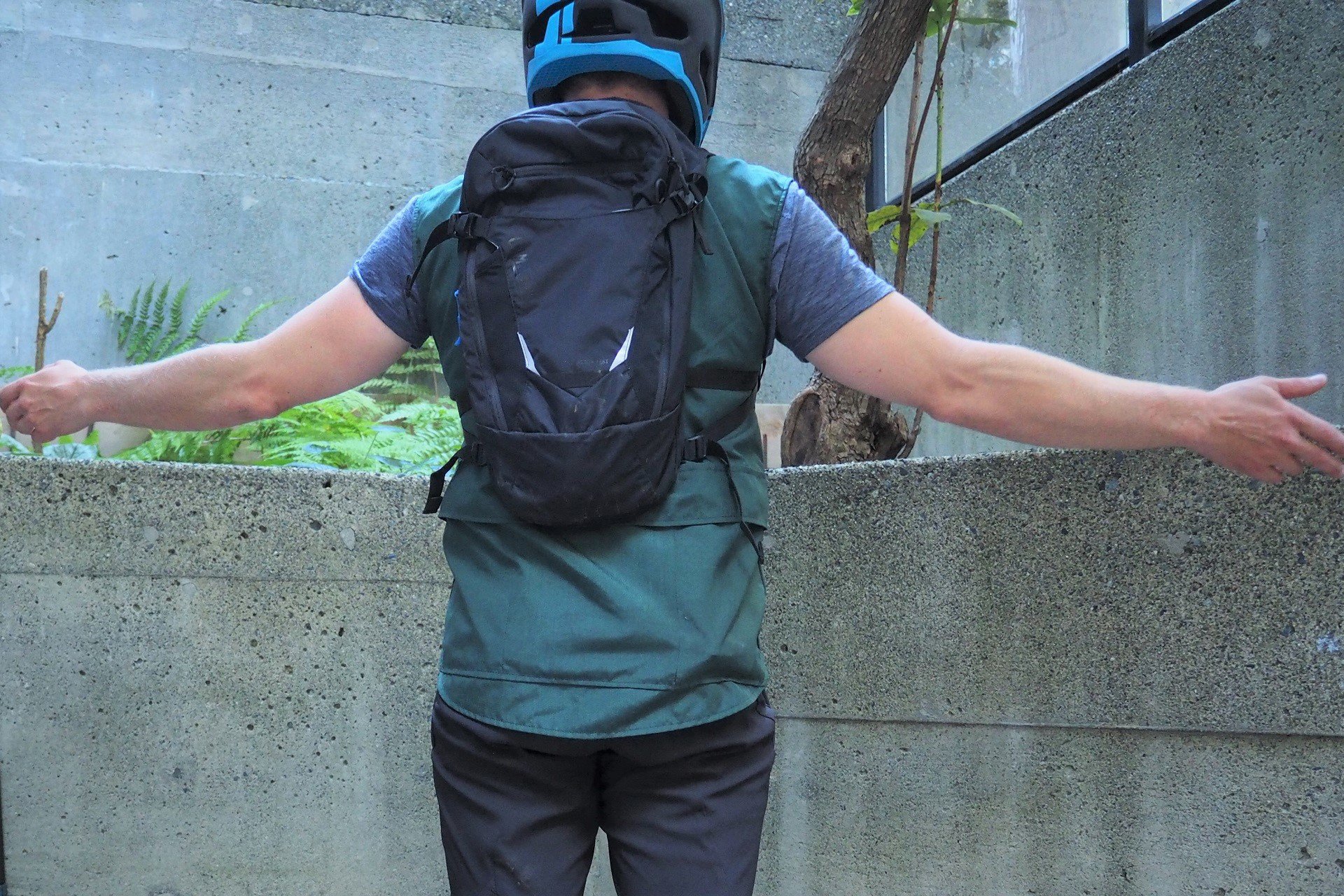 Hydration pack with back protector sale