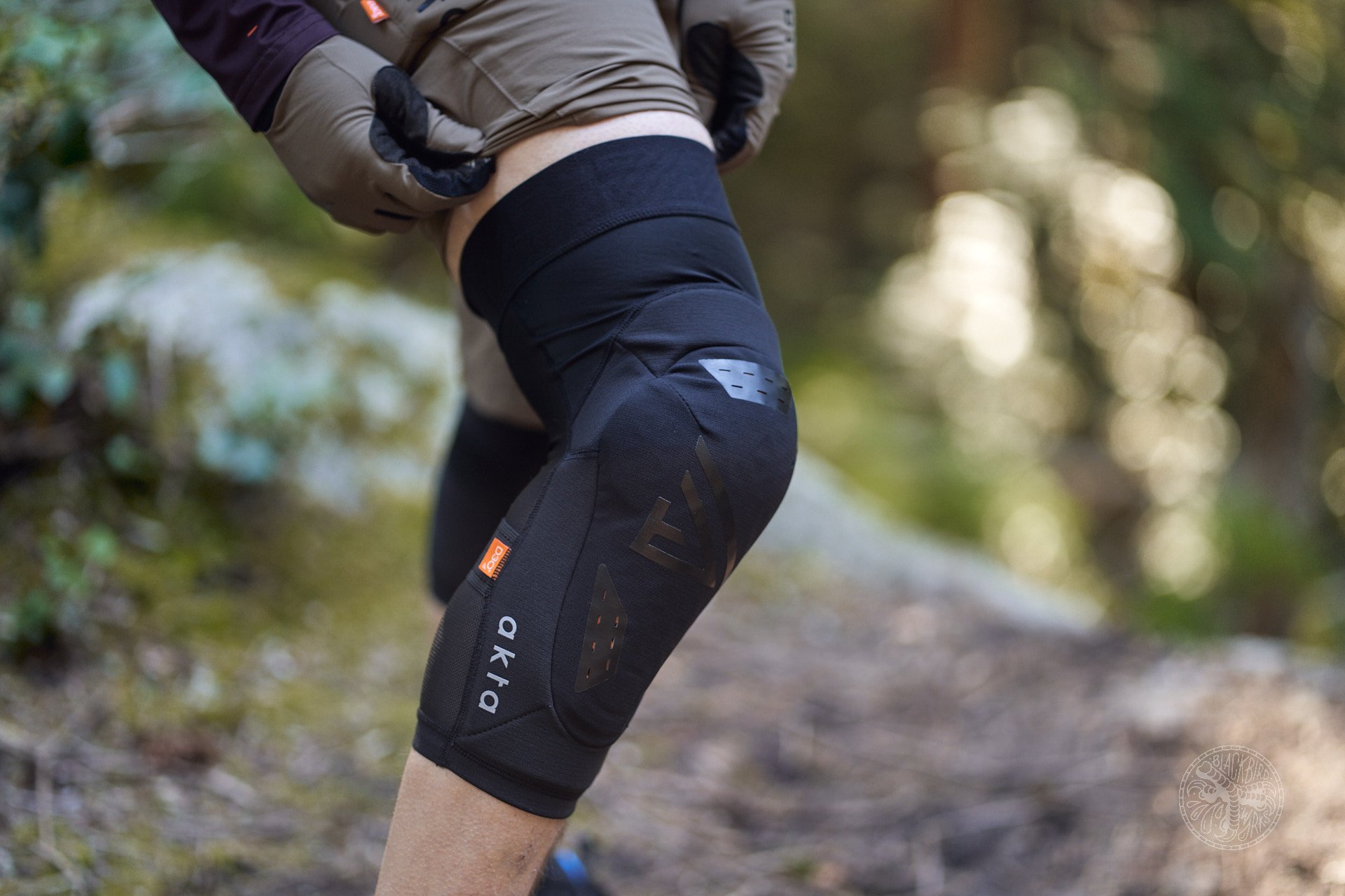 Mtb knee discount pads over pants