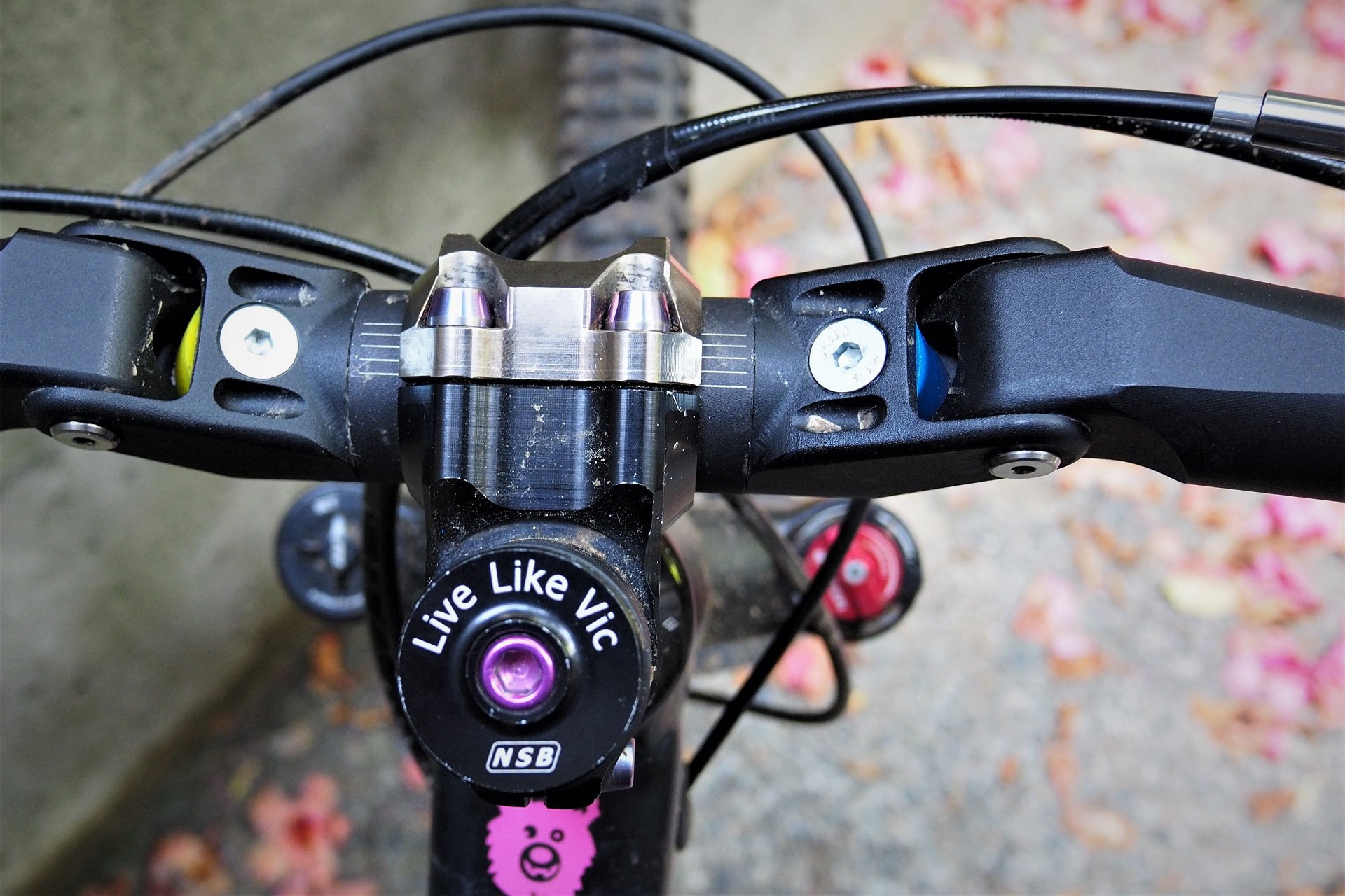 Bike handlebar shock outlet absorber