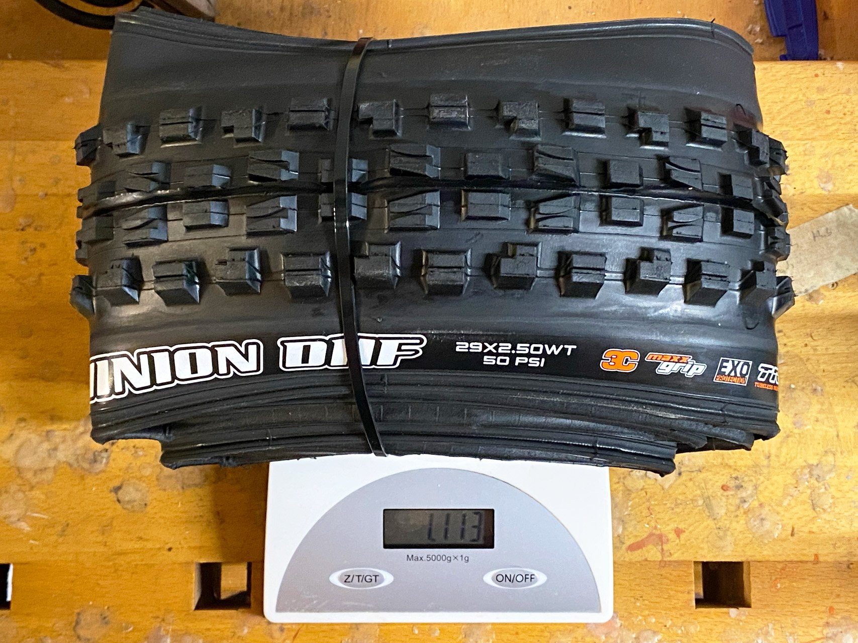 Maxxis Minion DHF 2.5 EXO MaxxGrip on the scale