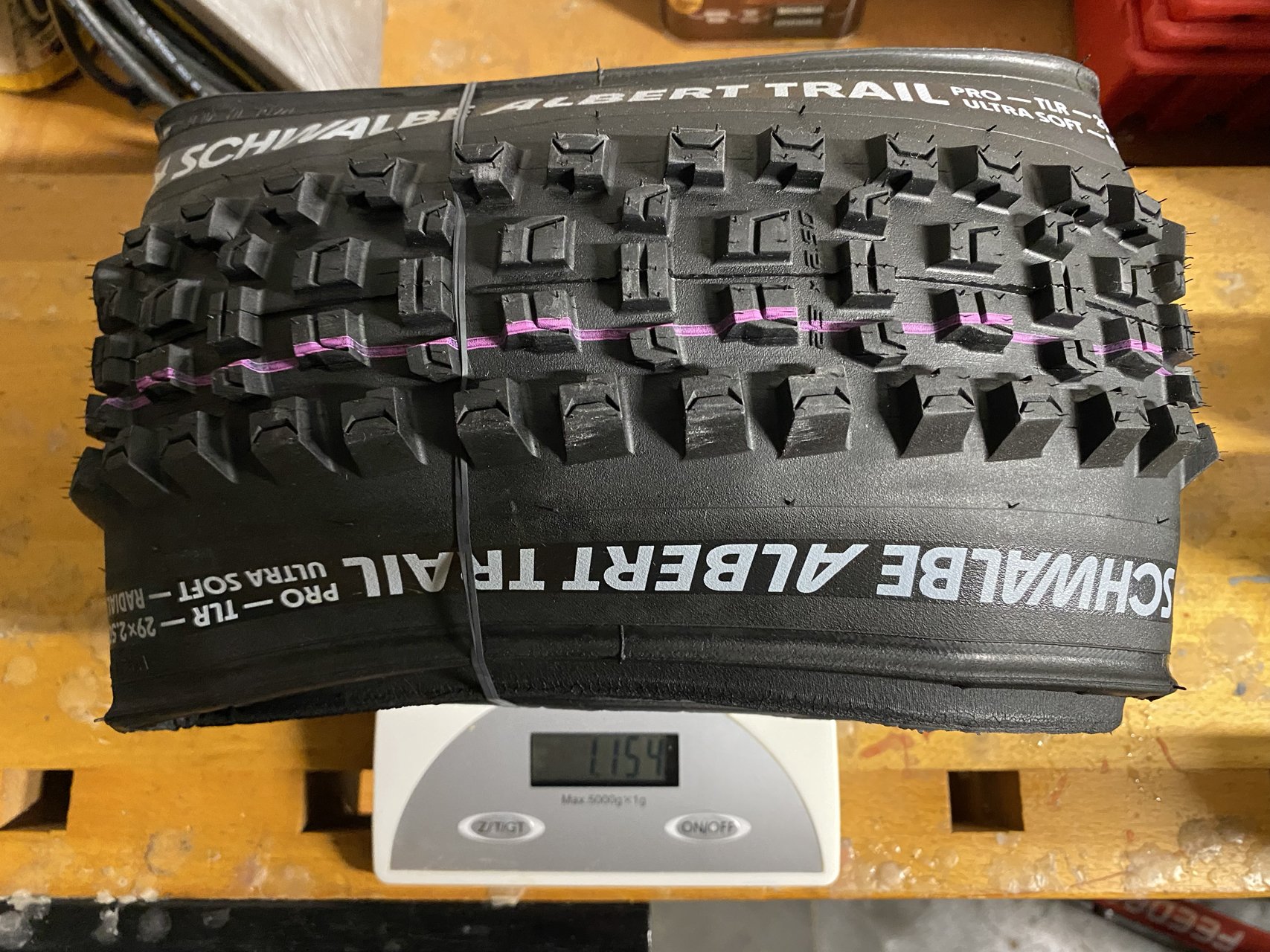 Schwalbe Albert Trail Soft on the scale