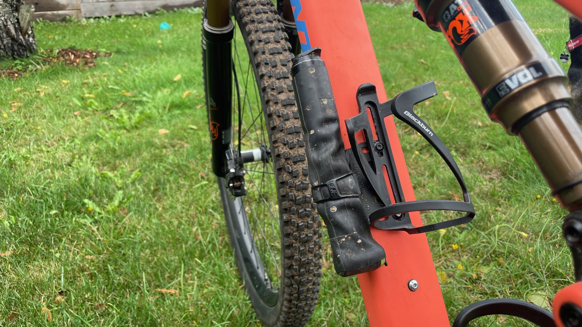 OneUp Pump and Blackburn sidetrack cage.jpeg