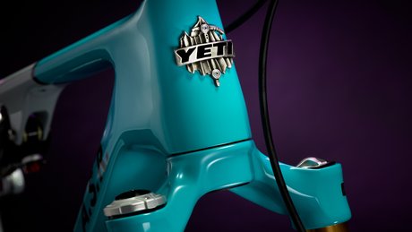MY25_YetiCycles_ASR_40_Detail_Head-Badge-2100x1575-5d6f2ca4-5bc7-481b-9895-3c422c2fb2bf