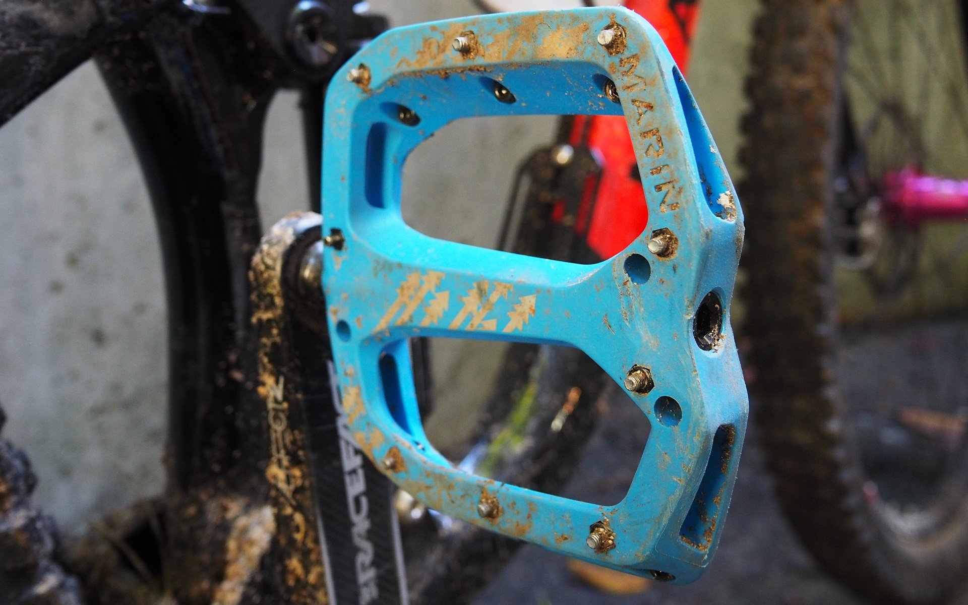 Turquoise bike deals pedals