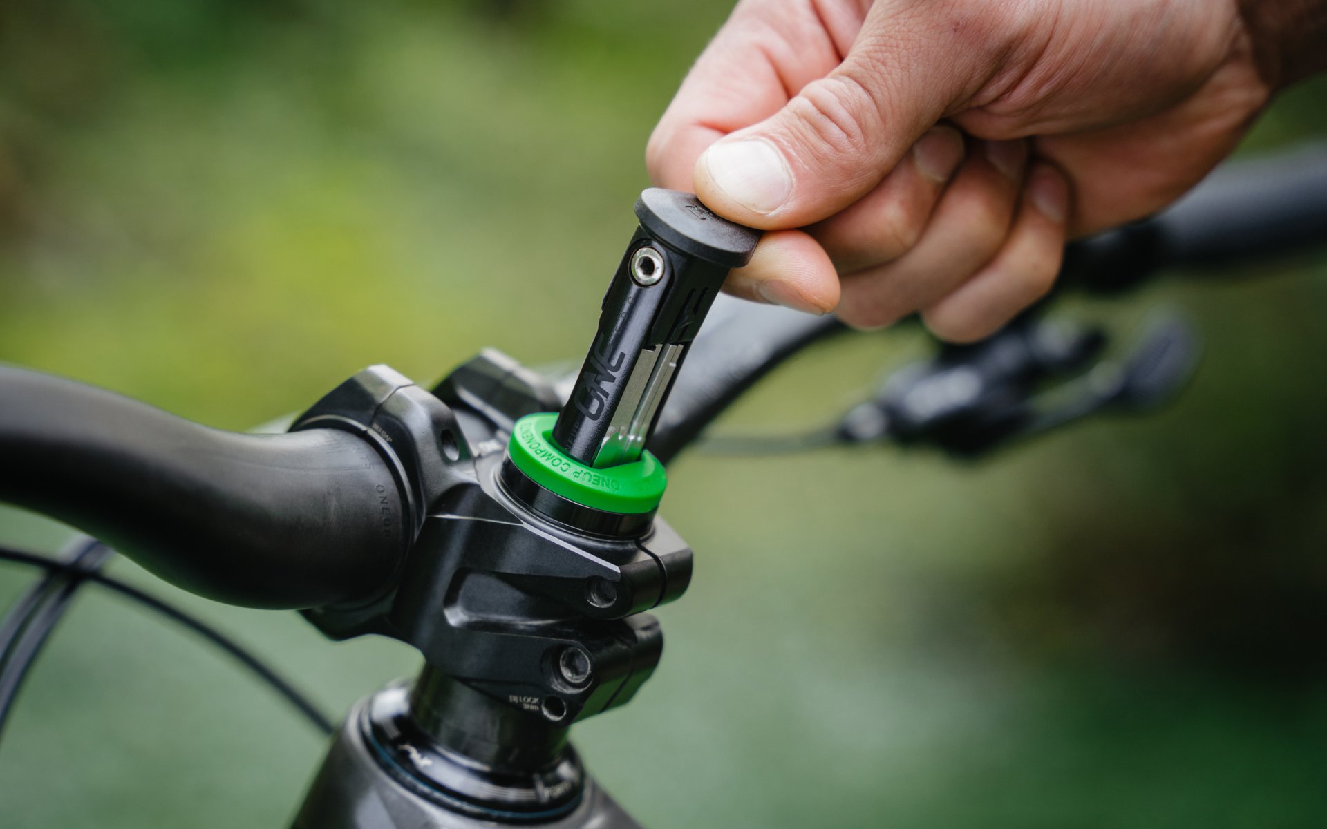 OneUp-Components-EDC-Lite-On-Bike-Green-Tool-Grab.jpg