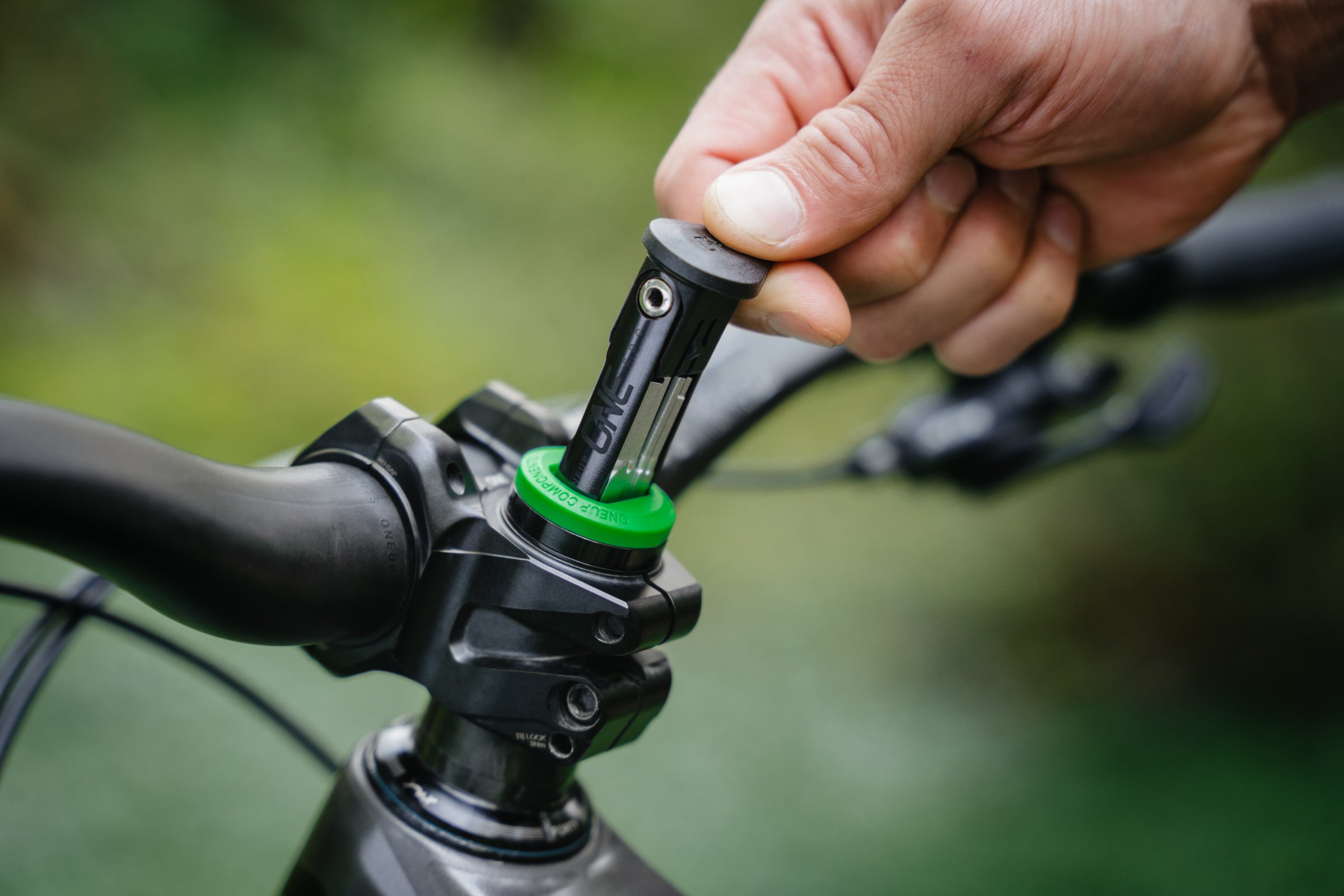 OneUp-Components-EDC-Lite-On-Bike-Green-Tool-Grab.jpg