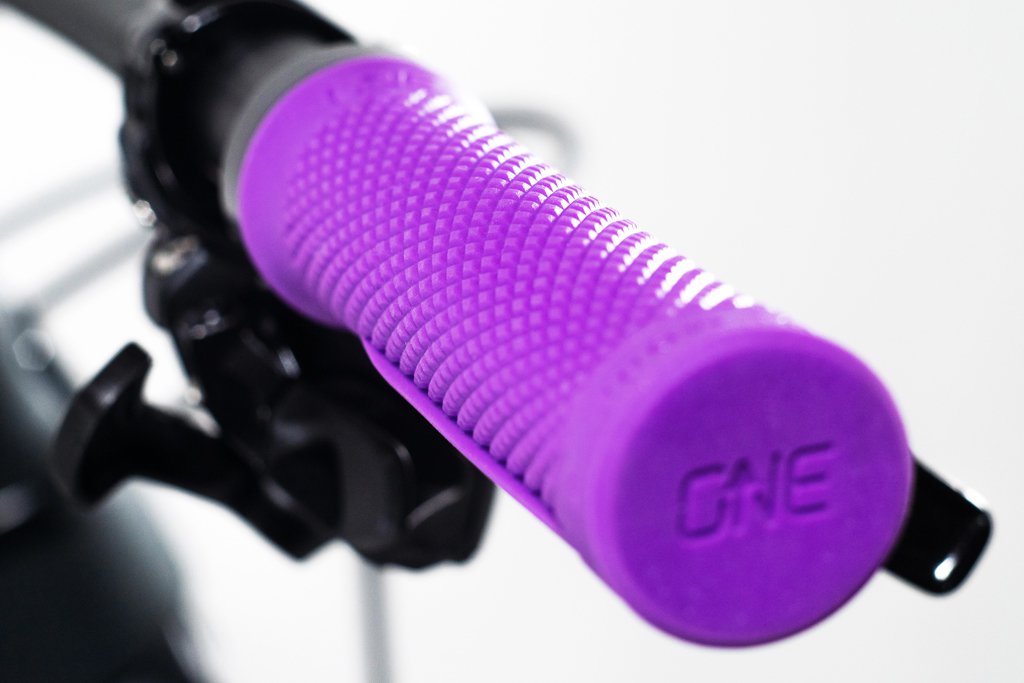 OneUp-Components-Lock-On-Grips-Purple-Iso-Dof1.jpg