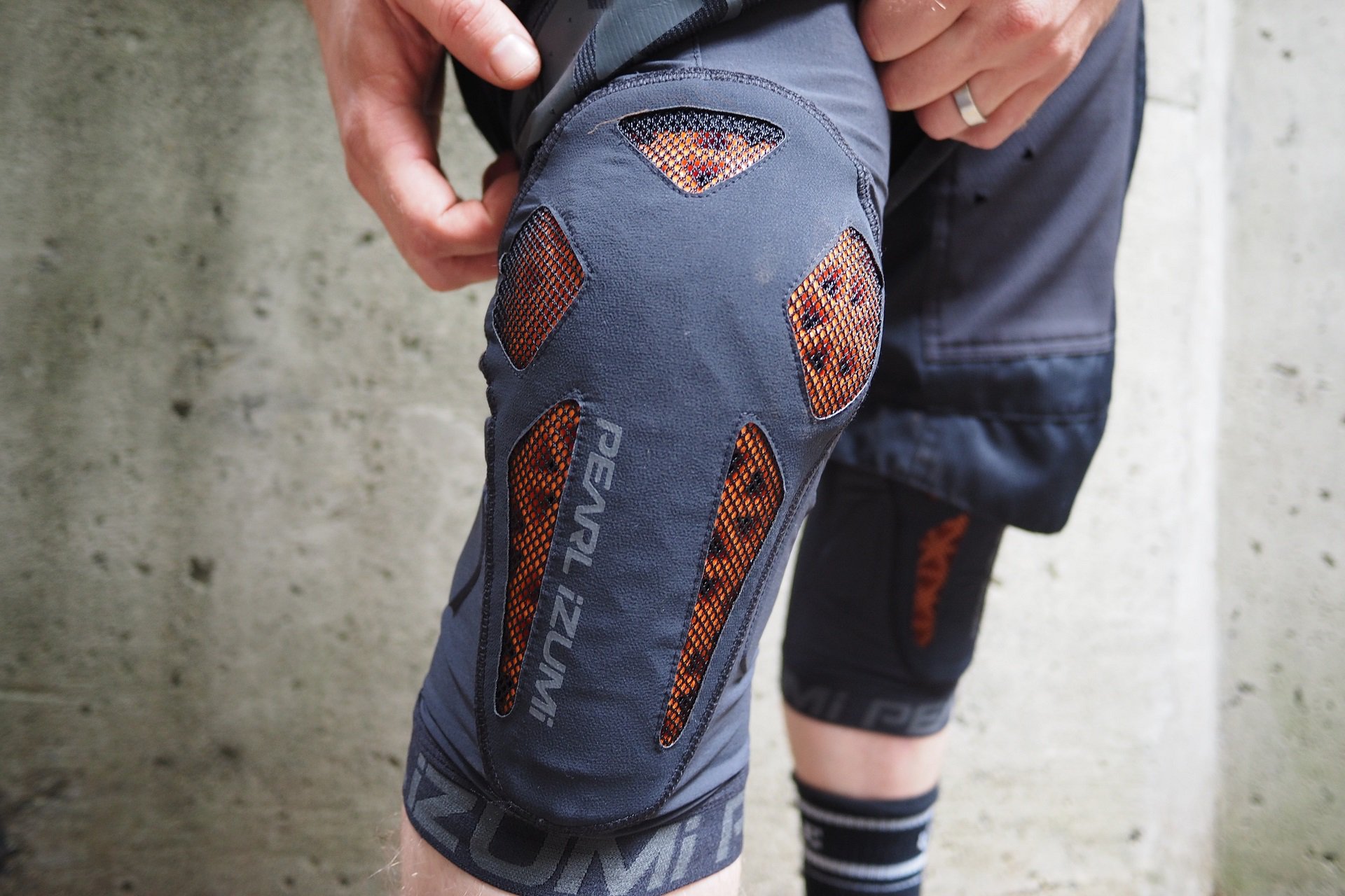 Pearl Izumi Elevate Mountain Bike Knee Guard [Review