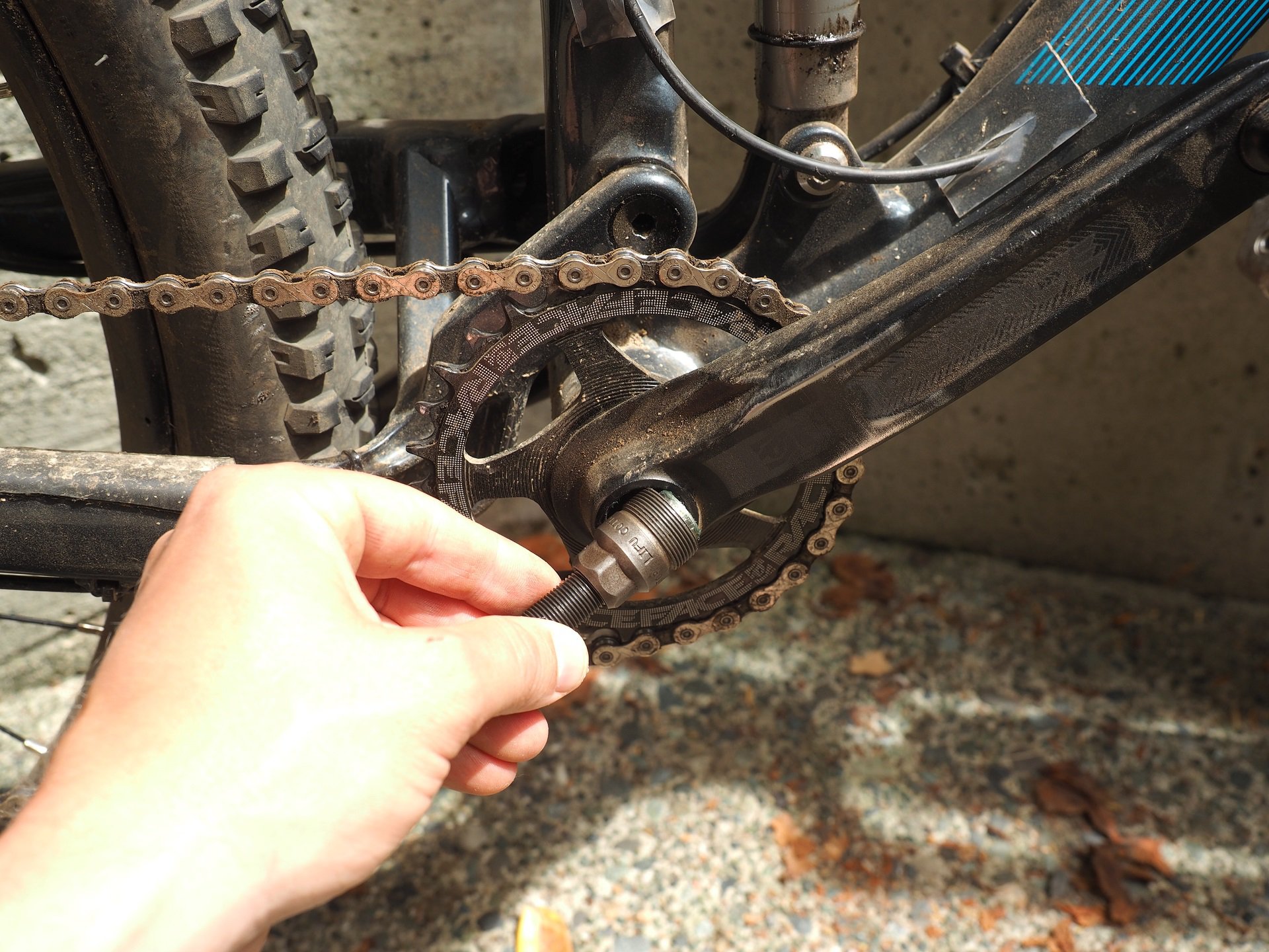 removing race face turbine cranks