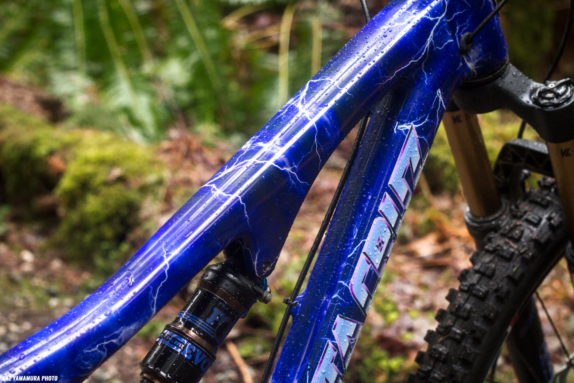 Kaz's Custom Santa Cruz Bronson CC - Lightning detail