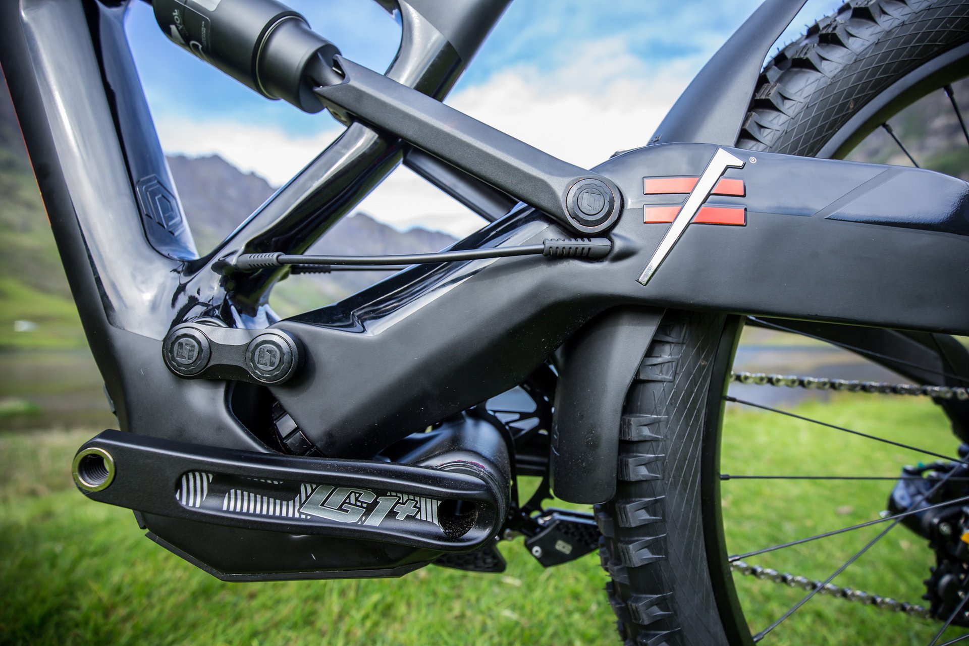 XQUARONE DH - BIKE DETAIL 4.jpg