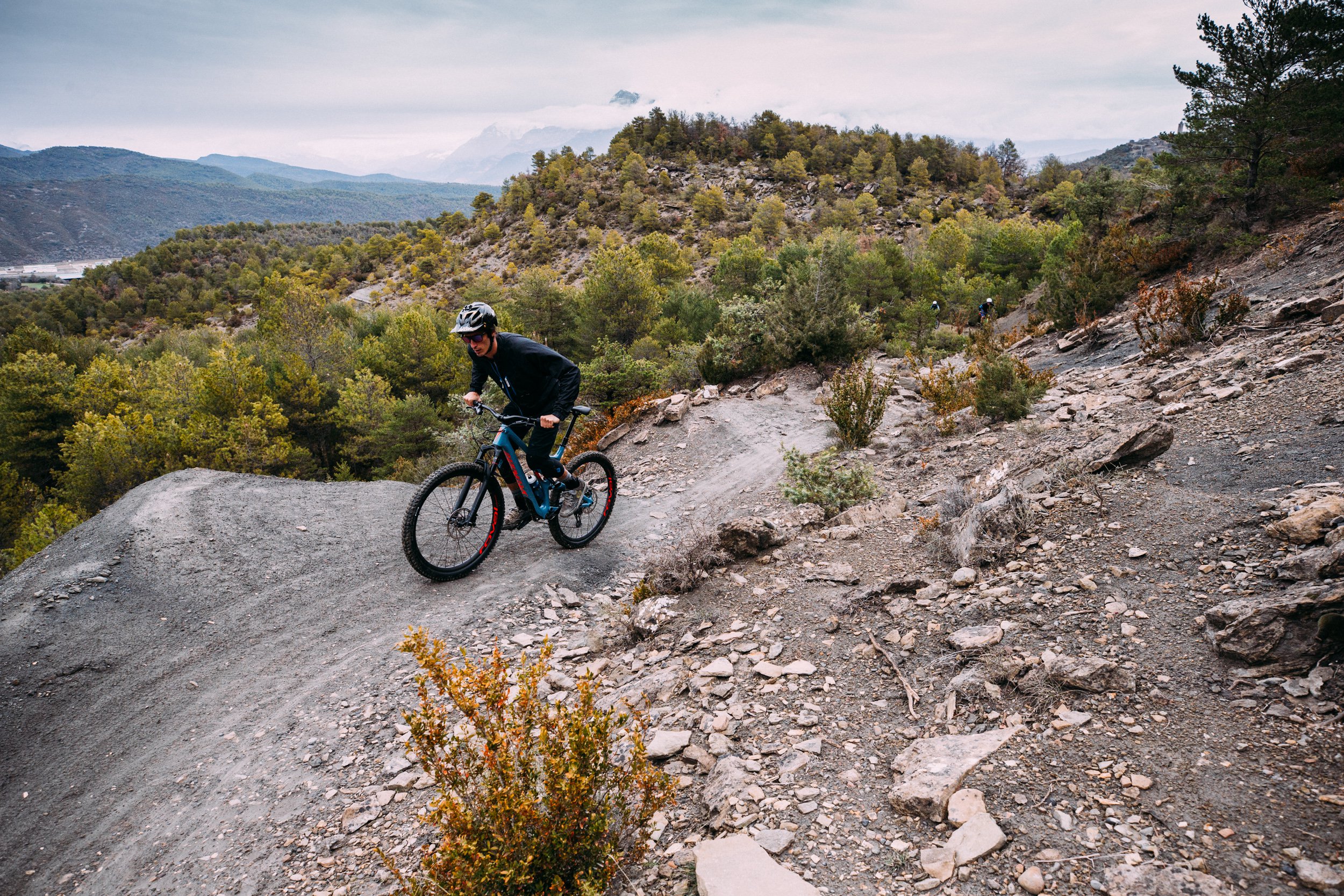 AJ Barlas climbing the 2018 Specialized Stumpjumper 29 in Spain
