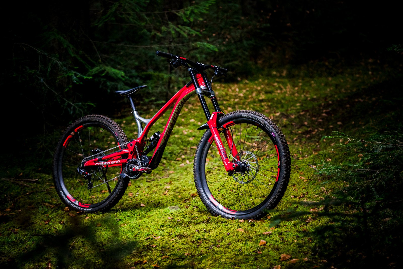 2019 Commencal Vallnord Team Partners w Enve Bell