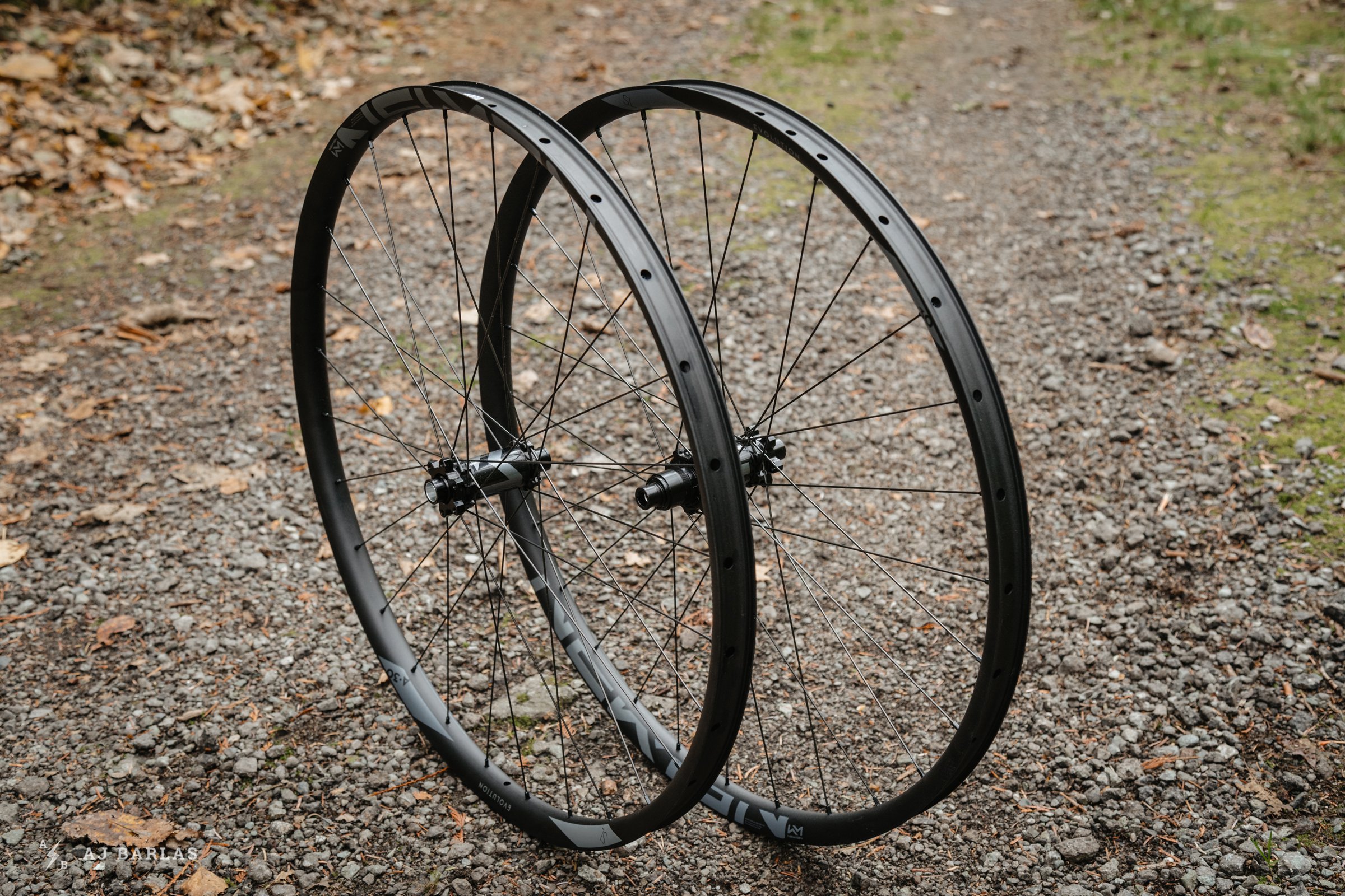 Колесо 30. Newmen Advanced SL X.A.25 Carbon Front Wheel - 29 inch - Centerlock - 15x110mm Boost.