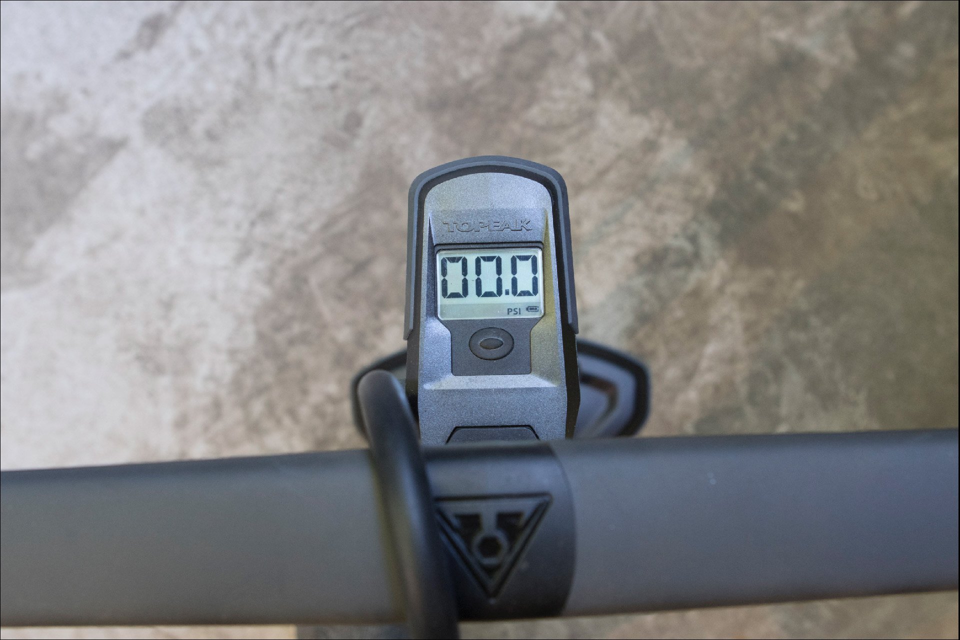 topeak-joeblow-pump-gauge-2.jpg