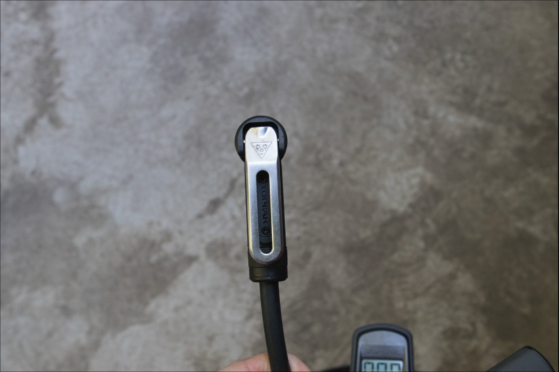 topeak-joeblow-pump-gauge-7.jpg
