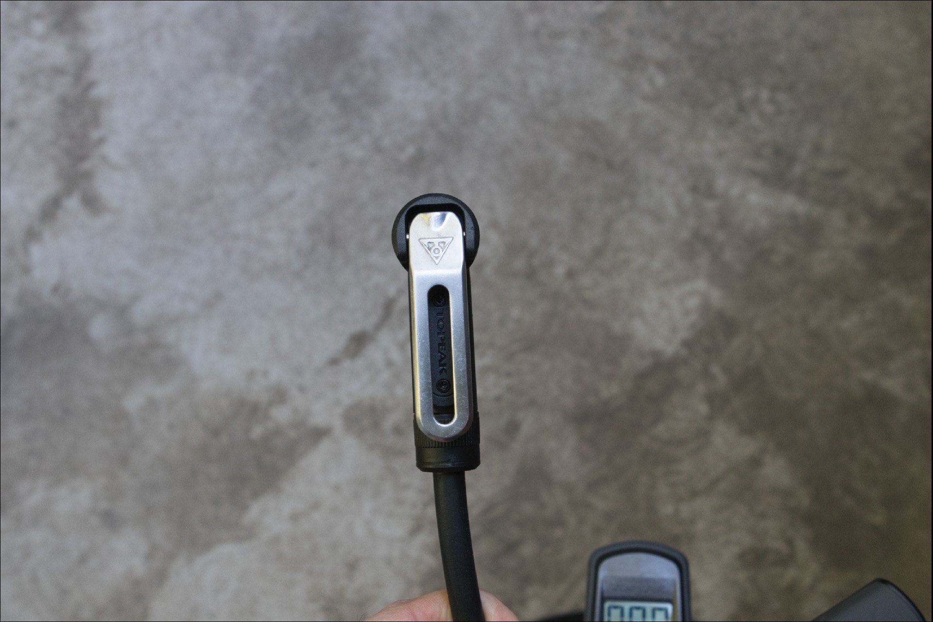 topeak-joeblow-pump-gauge-7.jpg