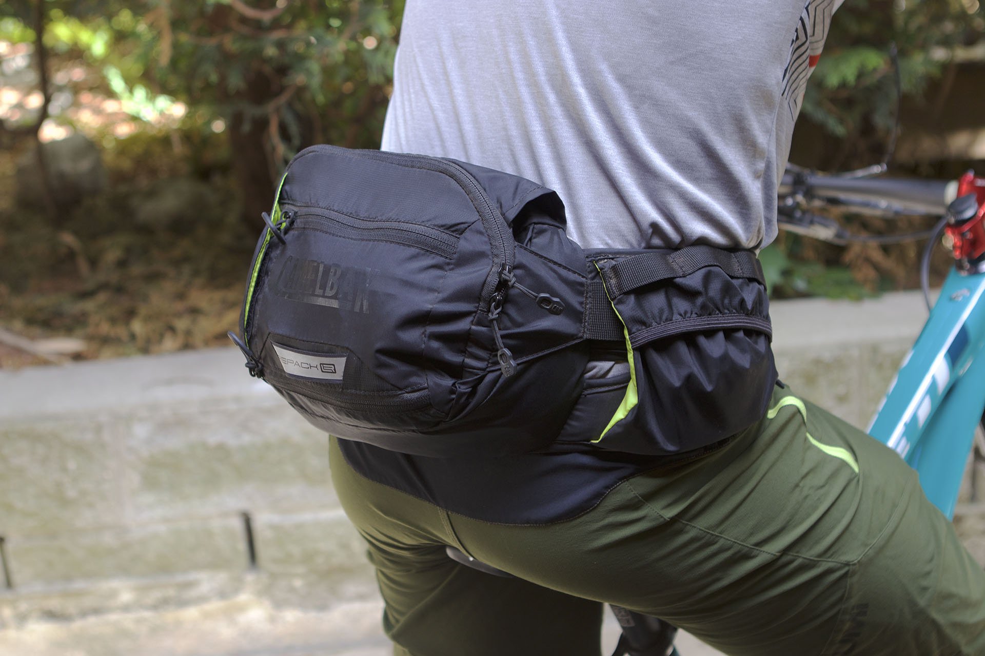 camelbak waist pack bladder