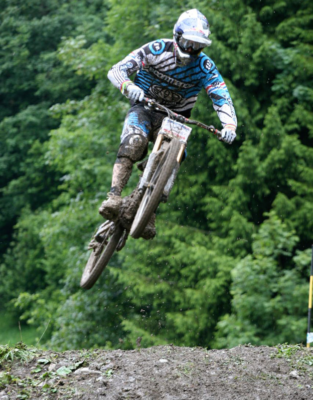 santa cruz, carbon V10, 2011 Carbon V10, greg minnaar, steve  peat, gee atherton, champery 2010