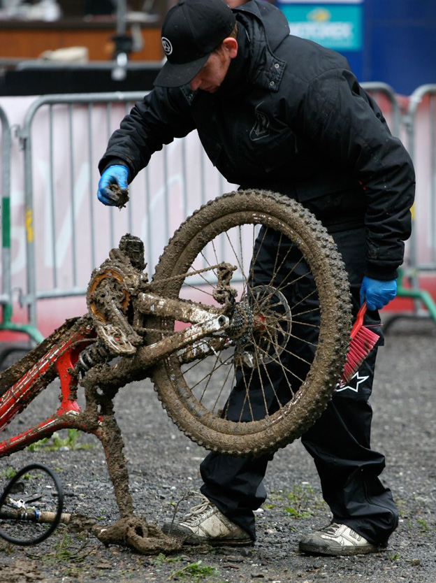 santa cruz, carbon V10, 2011 Carbon   V10, greg minnaar, steve  peat, gee atherton, champery 2010