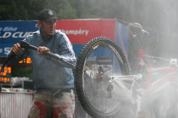 santa cruz, carbon V10, 2011 Carbon       V10, greg minnaar, steve  peat, gee atherton, champery 2010