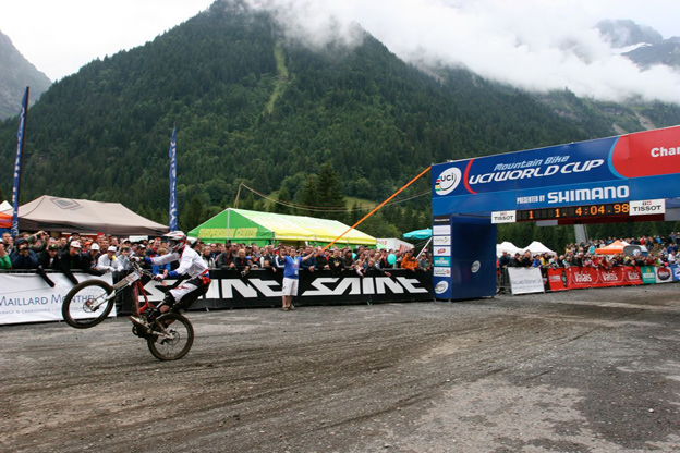 santa cruz, carbon V10, 2011 Carbon         V10, greg minnaar, steve  peat, gee atherton, champery 2010